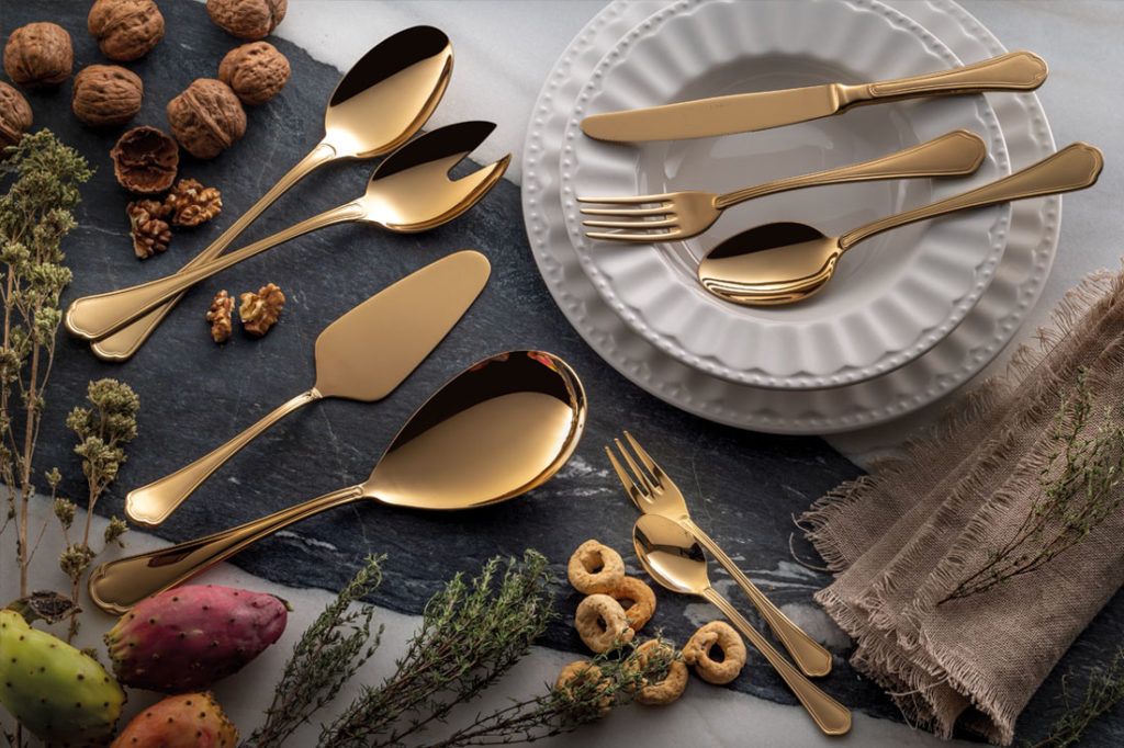 Presentación mesa con vajilla y cubiertos