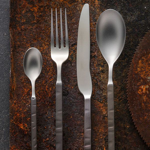 Cubiertos rústicos fuego